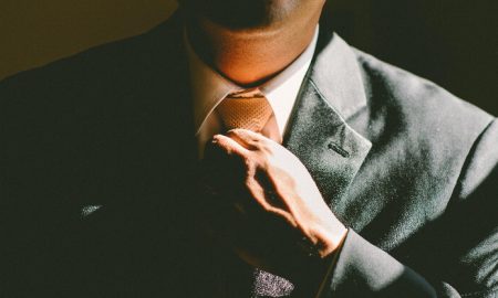 Homem a arranjar gravata