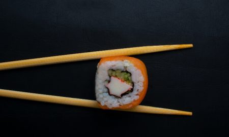 Pauzinhos com sushi