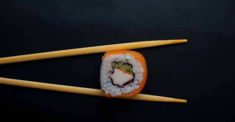 Pauzinhos com sushi