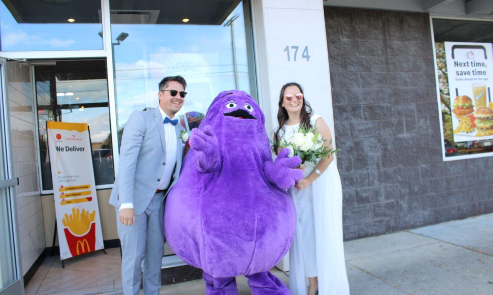 Casal Alemão Diz o ‘Sim’ Entre McNuggets e Cheeseburgers num McDonald’s